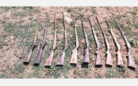 தவசிமடை அருகே ஓடையில் வீசப்பட்ட நாட்டுத் துப்பாக்கிகள்.