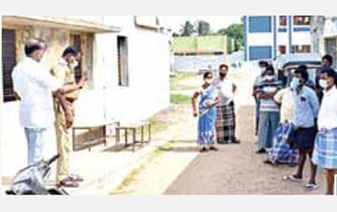 கடலூர் பெரியார் அரசு கல்லூரியில் உள்ள கரோனா மையத்தில் போராட்டத்தில் ஈடுபட முயன்ற நோயாளிகளை சமாதானப்படுத்தும் போலீஸார்.