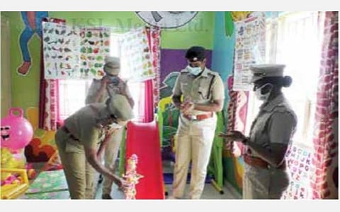 தென்காசி அனைத்து மகளிர் காவல் நிலையத்தில் குழந்தைகள் விளையாட்டு அறையை எஸ்பி சுகுணாசிங் திறந்துவைத்தார்.