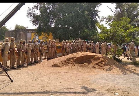 ஹாத்ரஸ் வழக்கில் புதிய திருப்பம்: பலியானப் பெண்ணின் சகோதரர்-குற்றம்சாட்டப்பட்டவருக்கு இடையே நூறு கைப்பேசி உரையாடல்கள்