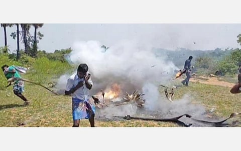 உத்திரமேரூர் அருகே எடமிச்சி பகுதியில் வெடி பொருட்களை தீயிட்டு எரித்தபோது வெடித்த வெடிமருந்து