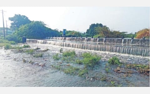 தருமபுரி அடுத்த எர்ரப்பட்டியில் ஏரி நிறைந்து கோடி வாய்க்கால் பகுதியில் வெளி யேறும் தண்ணீர்.