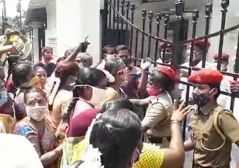 புதுச்சேரி சட்டப்பேரவையை முற்றுகையிட்ட அமுதசுரபி ஊழியர்கள்