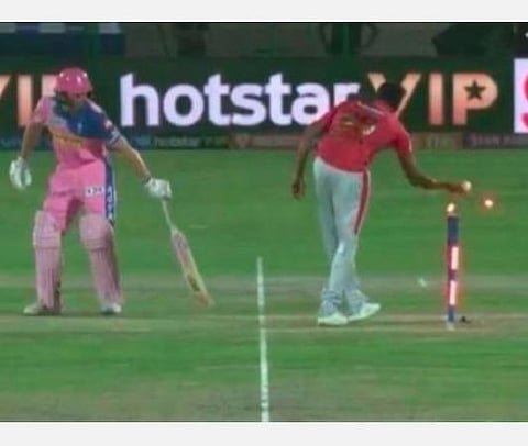 ஏன் ‘மன்கடிங்’ என்று கூறி இந்திய வீரர் பெயரை மட்டம்தட்ட வேண்டும்? -  ‘பிரவுன் அவுட்’ என்று கூறுவோம்- சுனில் கவாஸ்கர் மாற்றுப்பார்வை