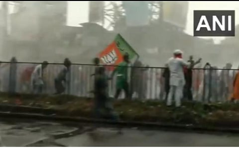 பாஜக தொண்டர்கள் மீது ரசாயனம் கலந்த  தண்ணீர் பீய்ச்சிடியக்கப்பட்டதா? - கொல்கத்தா போலீஸார் மீது ரவிசங்கர் பிரசாத் புகார் 