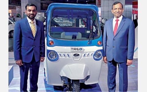 ட்ரியோ ஆட்டோவுடன் மஹிந்திரா எலக்ட்ரிக் நிறுவன நிர்வாக இயக்குநர் மற்றும் தலைமை செயல் அதிகாரி மகேஷ்பாபு, மஹிந்திரா அண்டு மஹிந்திரா நிர்வாக இயக்குநர் பவன் குமார் கோயங்கா.