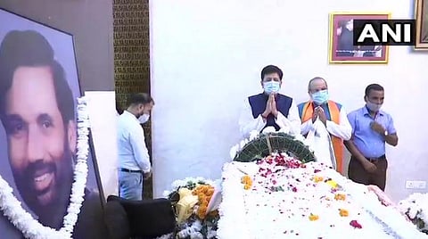 மறைந்த ராம் விலாஸ் பாஸ்வானுக்கு இறுதி அஞ்சலி செலுத்தும் பியூஷ் கோயல்