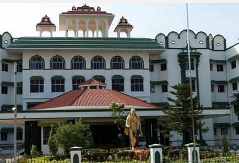 அரசியல் தலையீடு உள்ள வழக்குகளில் அவசரம் ஏன்?- உயர் நீதிமன்றம் கேள்வி