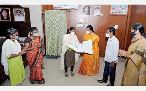 பள்ளிப்பட்டு அருகே பொதட்டூர்பேட்டையில் முட்புதரில் வீசப்பட்ட பச்சிளம் பெண் குழந்தையை, நேற்று திருவள்ளூர் மாவட்ட ஆட்சியர் மகேஸ்வரி சிறப்பு தத்து மையத்தினரிடம் ஒப்படைத்தார்.