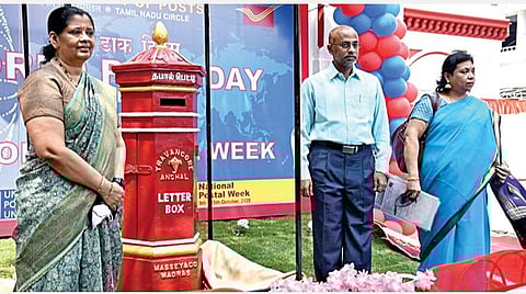 தேசிய அஞ்சல் வார விழாவை முன்னிடடு, சென்னை, அண்ணா சாலையில் உள்ள அஞ்சல் தலை சேகரிப்பு மையத்தில் திருவிதாங்கூர் சமஸ்தானத்தின் பழமைமிக்க அஞ்சல் பெட்டியை, தமிழ்நாடு வட்ட தலைமை அஞ்சல் துறைத் தலைவர் செல்வகுமார் அர்ப்பணித்து வைத்தார். இந்நிகழ்ச்சியில், சென்னை வட்ட அஞ்சல் துறைத் தலைவர் சுமதி ரவிச்சந்திரன், அதிகாரிகள் உள்ளிட்ட பலர் பங்கேற்றனர். படம்: ம.பிரபு