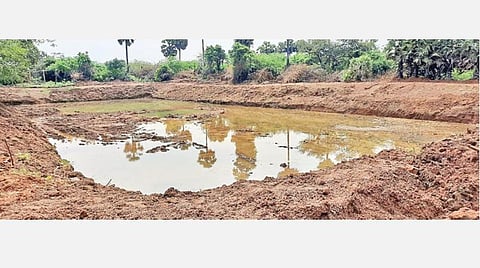 மனச்சை கிராமத்தில் தூர்வாரும் பணி நடைபெறும் ஊருணி.