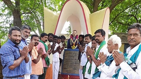தேனி மாவட்டம் லோயர்கேம்ப் பென்னிகுவிக் மணிமண்டபம் அருகே விவசாயிகள் பொங்கல் வைத்து வழிபாடுகளை மேற்கொண்டனர்.