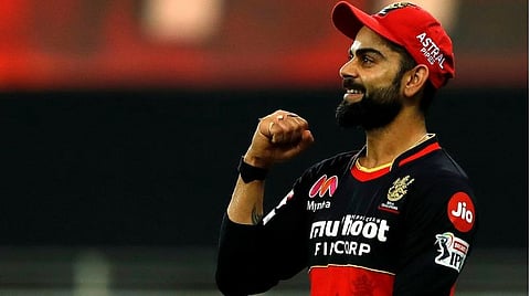 ஆர்சிபி அணி வெற்றி பெற்ற மகிழ்ச்சியில் கேப்டன் கோலி : படம் உதவி | ட்வி்ட்டர்.