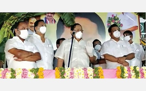 ராணிப்பேட்டை அடுத்த லாலாப்பேட்டை அரசினர் பள்ளி நுழைவு வாயில் திறப்பு விழா நிகழ்ச்சியில் பேசும் திமுக பொதுச் செயலாளரும் எம்எல்ஏவுமான துரைமுருகன். அருகில், எம்பி கதிர்ஆனந்த், எம்எல்ஏக்கள் ஏ.பி.நந்தகுமார், ஆர்.காந்தி உள்ளிட்டோர்.