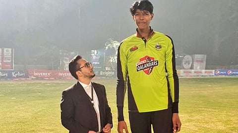 7 அடி 6 அங்குலம் உயரம் கொண்ட இளம் வீரர் முடாசிர் : படம் உதவி | ட்விட்டர்.