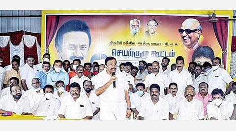 திருச்சியில் நேற்று நடைபெற்ற திருச்சி வடக்கு, மத்திய மாவட்ட திமுக செயற்குழுக் கூட்டத்தில் பேசுகிறார் அக்கட்சியின் முதன்மைச் செயலாளர் கே.என்.நேரு.