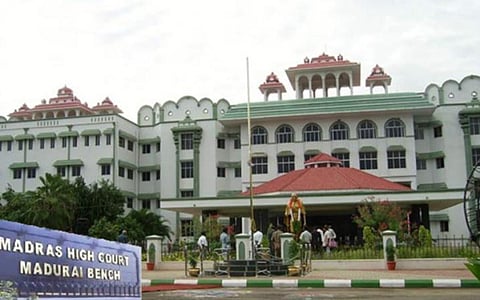 சிறுமிகள், சிறார் மீதான அனைத்து பாலியல் வன்கொடுமை வழக்குகளையும் தாமாக முன்வந்து விசாரிக்க வேண்டும்: உயர் நீதிமன்ற மதுரைக் கிளையில் முறையீடு