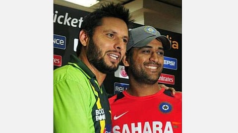 தோனியை இப்படி நடத்தலாமா? - மிரட்டல்கள் குறித்து பாக். வீரர் ஷாகித் அஃப்ரீடி வேதனை