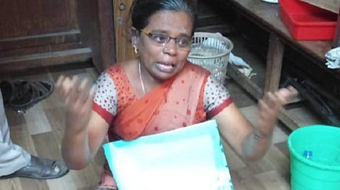 விருதுநகர் மாவட்ட ஆட்சியர் அறைமுன் கிராம பெண் உதவியாளர் தர்ணா