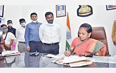 சர்வதேச பெண் குழந்தைகள் தினத்தை முன்னிட்டு, ஆந்திர மாநிலம், அனந்தபூர் மாவட்டத்தில் ஒரு நாள் மாவட்ட ஆட்சியராக பிளஸ்-2 படிக்கும் மாணவி ஷ்ராவணி பதவி வகித்தார். அருகில் பின்னால் கைகளை கட்டிக் கொண்டு ஆர்வத்துடன் பார்க்கும் மாவட்ட ஆட்சியர் சந்திரசேகர்.