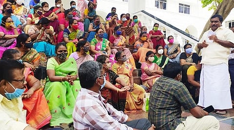 போராட்டத்தில் ஈடுபட்டுள்ள ஆசிரியர்களிடம் பேசுகிறார் திமுக எம்எல்ஏ சிவா.