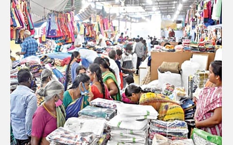 ஈரோடு கனி ஜவுளிச்சந்தையில் பொதுமக்கள் மற்றும் சிறு வியாபாரிகள் வருகை அதிகரித்ததால், விற்பனை அதிகரித்தது.