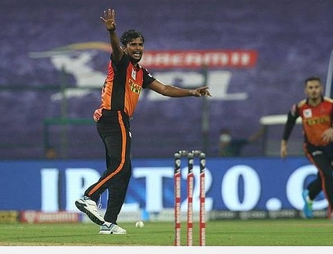 சன் ரைசர்ஸுக்கு ஆடும் தமிழக வீரர் நடராஜன்.