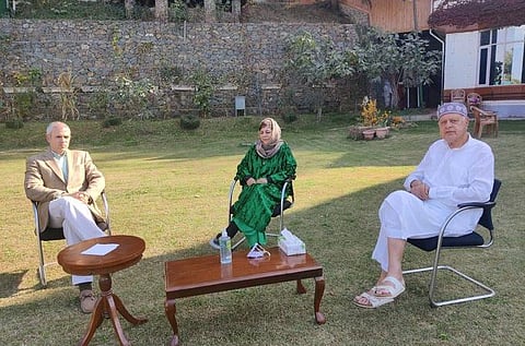 தேசிய மாநாட்டுக் கட்சியின் தலைவர் பரூக் அப்துல்லா இல்லத்தில் அவரைச் சந்தித்த பிடிபி கட்சியின் தலைவர் மெகபூபா முப்தி உடன் உமர் அப்துல்லா :  படம் ஏஎன்ஐ