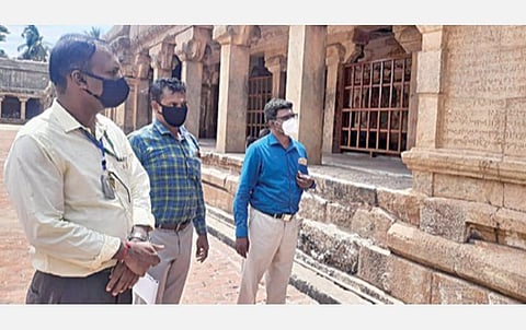 தஞ்சாவூர் பெரிய கோயிலில் நேற்று ஆய்வு மேற்கொண்ட திருச்சி வட்ட தொல்லியல் கண்காணிப்பாளர் த.அருண்ராஜ் (இடது ஓரம்). படம்: வி.சுந்தர்ராஜ்