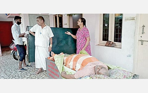 குளிர்சாதனப் பெட்டியில் உயிருக்குப் போராடி மீட்கப்பட்ட பாலசுப்பிரமணியகுமார்.