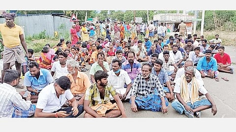 சூலப்புரத்தில் செல்லத்துரை கொலையில் தொடர்புடையவர்களை கைது செய்யக்கோரி சாலை மறியலில் ஈடுபட்ட உறவினர்கள்.