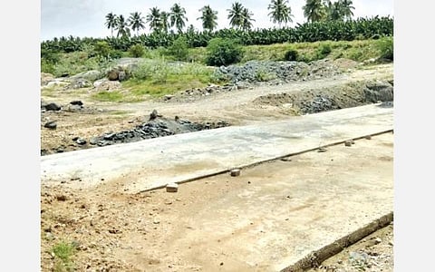 சிறுமுகை ஏழு எருமைப் பள்ளத்தில் அஸ்திவாரம் கட்டியதோடு நின்றுபோன தடுப்பணை.