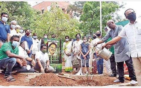 கோவை சிறுதுளி அலுவலக  வளாகத்தில், ‘எஸ்.பி.பி. வனம்’ அமைக்கும் நிகழ்ச்சி யில் பங்கேற்றோர்.  படம் : ஜெ.மனோகரன்.