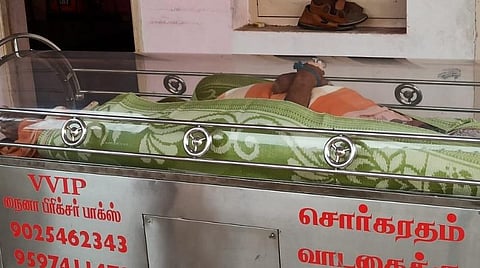 உயிருடன் இருக்கும்போதே பிரேத குளிர்சாதன பெட்டியில் வைக்கப்பட்டிருந்த முதியவர்.