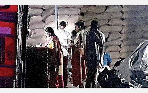 கண்ணாரப்பேட்டை அரசு நேரடி நெல் கொள்முதல் நிலையத்தில் நேற்று முன்தினம் இரவு சோதனை நடத்திய லஞ்ச ஒழிப்புத் துறை போலீஸார்.