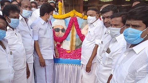 விழுப்புரம் வடக்கு மாவட்ட அதிமுக அலுவலகத்தில் அமைச்சர் சி.வி.சண்முகம் தலைமையில் அதிமுகவின் 49-வது ஆண்டு தொடக்க விழா கொண்டாடப்பட்டது.