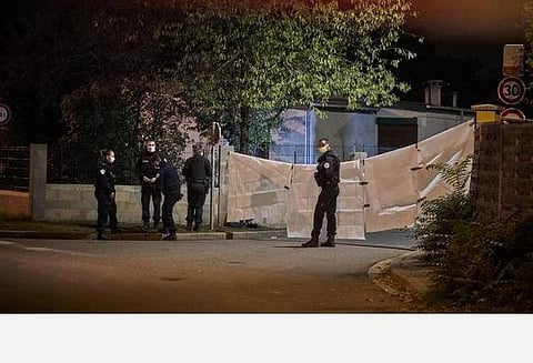 பிரான்ஸ் ஆசிரியர் தலைதுண்டிக்கப்பட்டு கொல்லப்பட்ட இடத்தில் பிரெஞ்சு போலீஸார்.