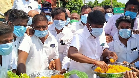 அதிமுக தொடக்க விழாவையொட்டி புதுக்கோட்டையில் பொதுமக்களுக்கு இனிப்பு வழங்குகிறார் அமைச்சர் சி.விஜயபாஸ்கர்.