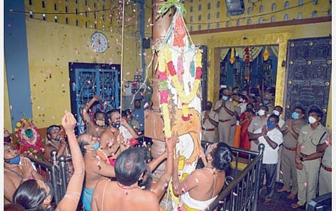 குலசேகரன்பட்டினம் முத்தாரம்மன் கோயிலில் தசரா திருவிழாவையொட்டி நேற்று நடைபெற்ற கொடியேற்றம்.