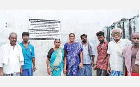 பாமக தலைவர் ராமதாஸுக்கு கண்டனம்: உசிலம்பட்டியில் சுவரொட்டிகள் ஒட்டி போராட்டம்