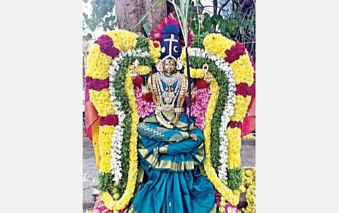 நவராத்திரி விழாவின் முதல்நாளில் காமாட்சியம்மன் அலங்காரத்தில் அருள் பாலித்த பெரியபாளையம் அம்மன். படம்: கோ.கார்த்திக்﻿﻿