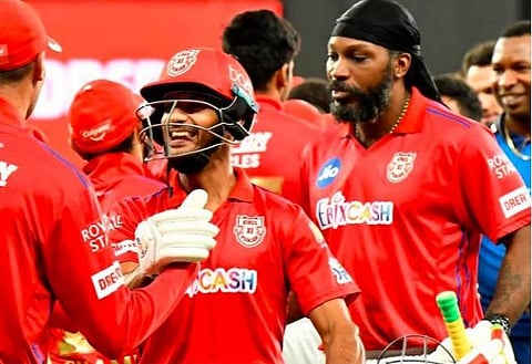 ஒரே போட்டியில் 2 சூப்பர் ஓவர்கள்:  ராகுலின் ‘பிரில்லியன்ஸ்’, மயங்க் அகர்வாலின் அட்டகாச பீல்டிங்- மும்பை ஆதிக்கத்தை நிறுத்திய கிங்ஸ் லெவனின் சூப்பர் வெற்றி