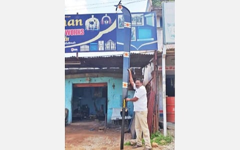 ஓசூர் முத்துலட்சுமி அம்மன் கோயிலில் உள்ள காவல் தெய்வம் கருப்பசாமிக்கு காணிக்கையாக வழங்கப்பட்ட 14 அடி உயரமுள்ள வீச்சரிவாள்.