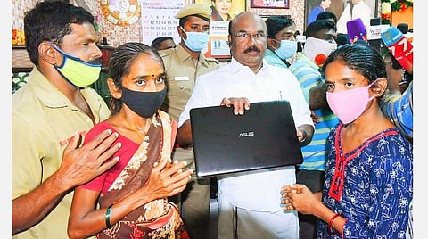 ஆன்லைனில் பாடம் கற்க வசதியின்றித் தவித்த மாணவி: லேப்டாப் கொடுத்து உதவிய அமைச்சர் ஜெயக்குமார்