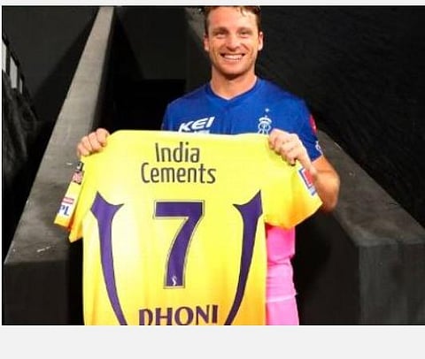 200-வது ஐபிஎல் போட்டியை ஆடிய தோனியிடமிருந்து  7ம் எண் ஜெர்ஸியை சிறப்புப் பரிசாகப் பெற்ற ஜோஸ் பட்லர்