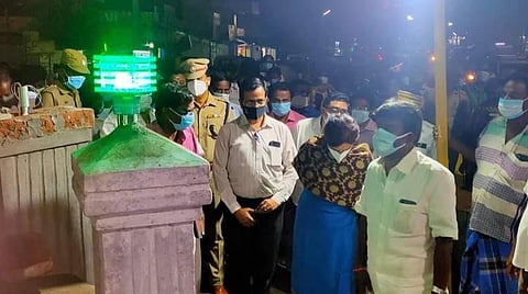 முதல்வர் வருகையையொட்டி செய்யப்பட்டுள்ள முன்னேற்பாடுகளைப் பார்வையிடும் அமைச்சர் விஜயபாஸ்கர்.