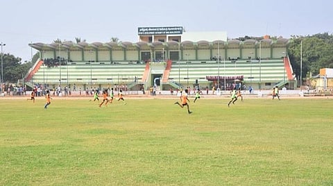 மதுரை ரேஸ்கோர்ஸ் விளையாட்டு மைதானத்தில் ‘வாக்கிங்’ செல்வதற்கு கட்டணம் வசூல்: புதிய நடைமுறையால் பொதுமக்கள் அதிர்ச்சி