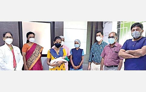 திருப்பூர் அரசு மருத்துவமனையில் எடை குறைவாக பிறந்து, காப்பாற்றப்பட்ட குழந்தையுடன் தாய் மற்றும் மருத்துவக் குழுவினர்.