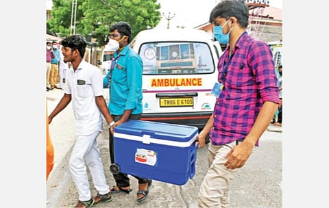 மதுரையில் மூளைச்சாவு அடைந்தவரிடமிருந்து தானமாகப் பெறப்பட்ட சிறுநீரகம், ஈரோடு அபிராமி கிட்னி கேர் மருத்துவமனைக்கு பாதுகாப்புடன் எடுத்து வரப்பட்டது.