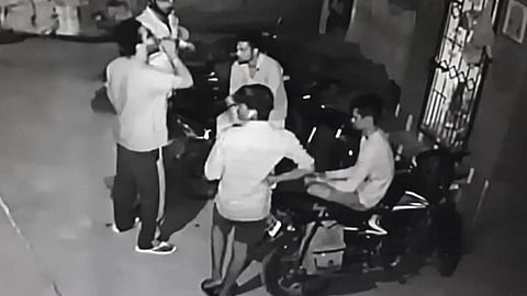 சிறுவர்களின் வாயில் வலுக்கட்டாயமாக மது ஊற்றும் இளைஞர்கள்: வைரலாகும் வீடியோவால் பரபரப்பு